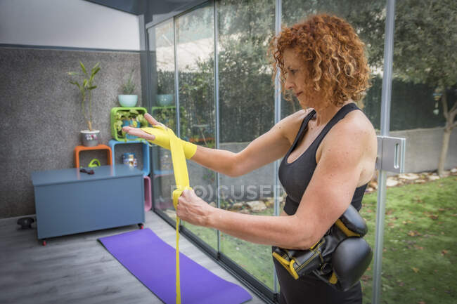 Schöne Frau in Fitnessbekleidung beim Training aus dem Fitnessstudio — Stockfoto
