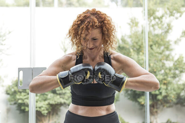 Привлекательная спортивная женщина тренируется с ее мышцами, делая тяжелые упражнения — стоковое фото