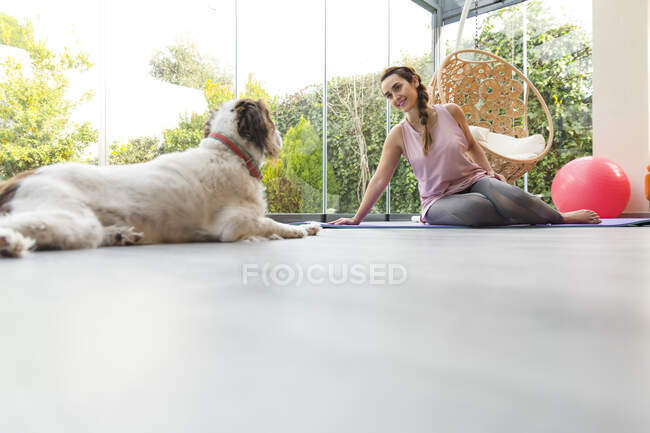 Schöne Frau und ihr Hund zu Hause — Stockfoto