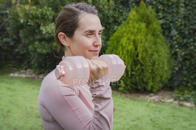 Joven mujer de fitness haciendo ejercicios en el parque - foto de stock