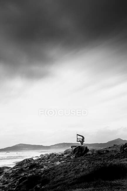 Côte pierreuse sous un ciel sombre, dans la mer de Galice — Photo de stock