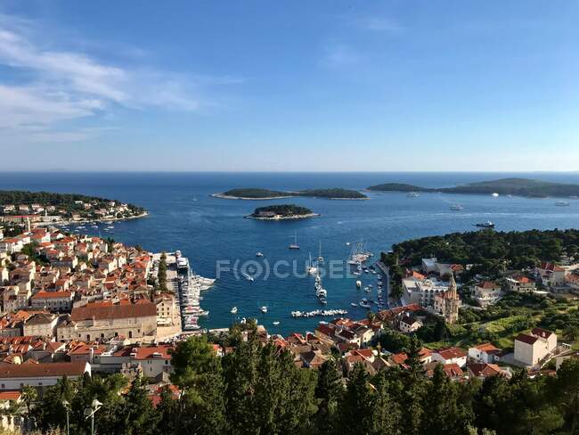 Splendida vista della città di Hvar dall'alto in una giornata di sole. — Foto stock