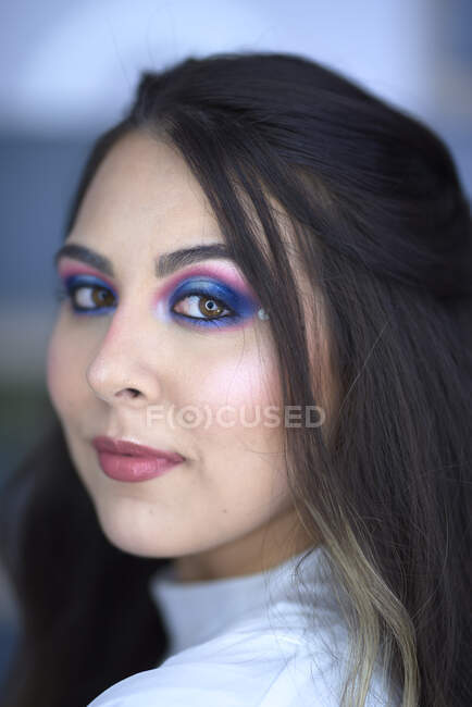 Jovem latina maquiagem e iluminado por um anel de luz e posando para o — Fotografia de Stock