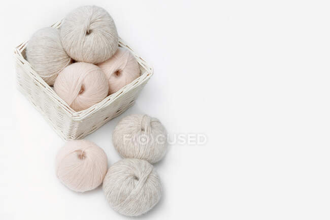 Bodegón con una selección de hilo de lana de punto de color pastel - foto de stock