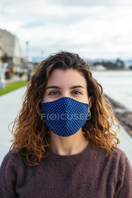 Молода жінка на вулиці в масці для обличчя — стокове фото