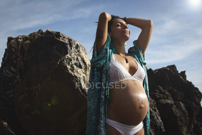 Beautiful pregnant girl in the mountains — Stock Photo