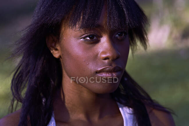 Retrato de una mujer de piel negra bastante joven - foto de stock