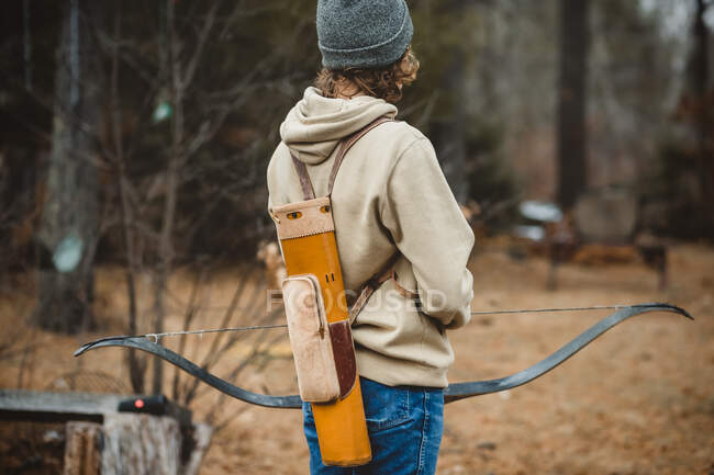 Мальчик-подросток с винтажным колчаном держит длинный лук в Висконсине — стоковое фото