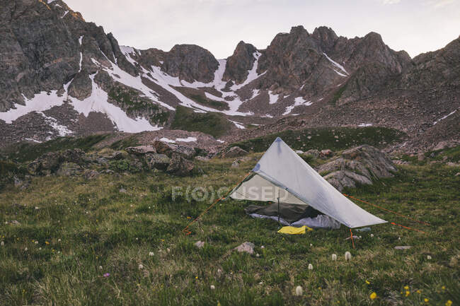 Wunderschöne Landschaft mit Zelt und kleinem Rucksack — Stockfoto