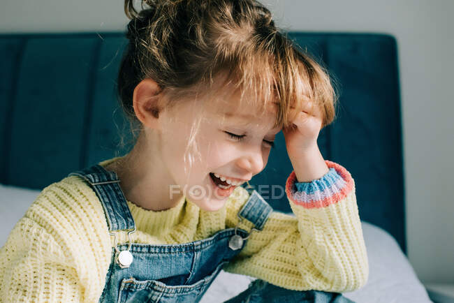 Странный портрет красивой молодой девушки, смеющейся дома — стоковое фото