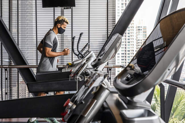 Treinador de fitness demonstra segurança com máscara e distância social — Fotografia de Stock