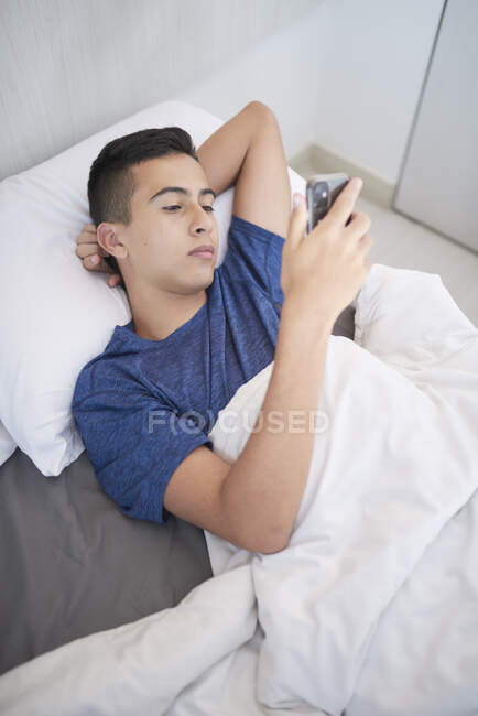 Young Latino spending quarantine days in the house and studying with h — Stock Photo