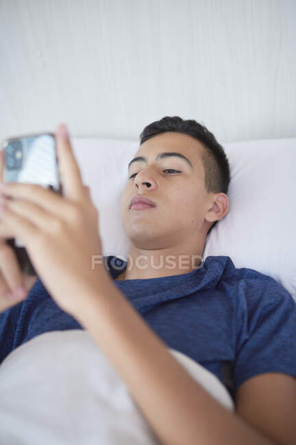 Jóvenes latinos pasando días de cuarentena en la casa y estudiando con h - foto de stock