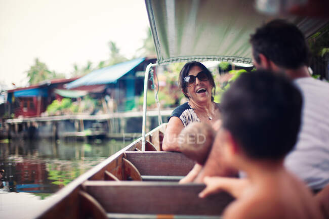 Femme rieuse sur un bateau à un marché flottant à Bangkok Thaïlande. — Photo de stock