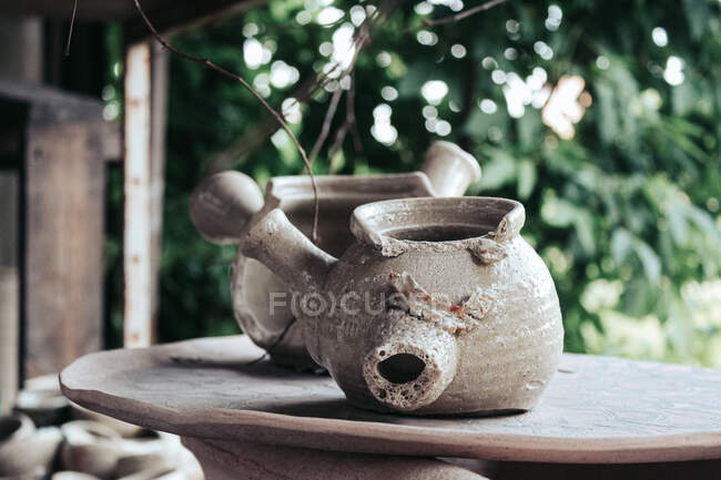 Close-up de produto artesanal quebrado na roda de cerâmica na oficina — Fotografia de Stock