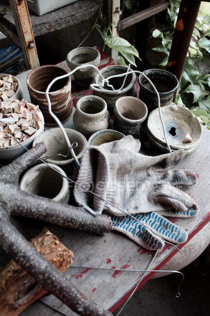 Глиняные изделия на столе мастера в керамической мастерской — стоковое фото