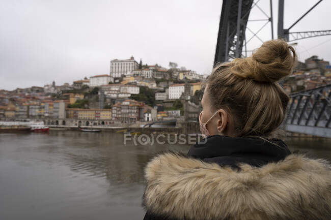 Tourist wears face mask and admire Dom Luis I bridge and Douro river — Stock Photo