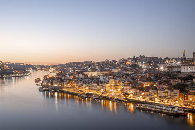 Вид на Унеско Порту на заході сонця з увімкненим світлом міста, огляд — стокове фото