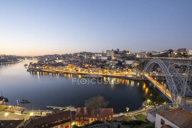 WS panorama de la ciudad de Oporto, puente icónico y río Duero por la noche - foto de stock