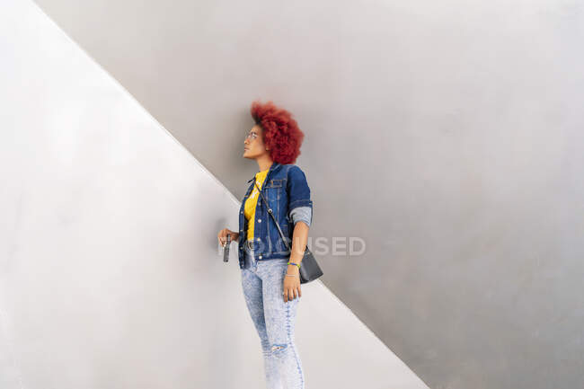 Fotografía de mujer con cabello afro - foto de stock