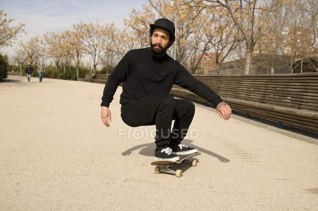 Человек-скейтбордер, хипстер — стоковое фото
