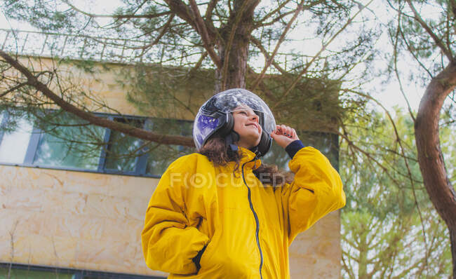 Giovane donna in casco nel parco — Foto stock