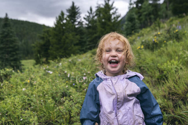 Glückliches Mädchen in der Wildnis, Colorado — Stockfoto