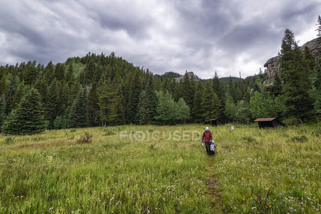 Madre e figlia nelle Montagne Rocciose del Colorado — Foto stock