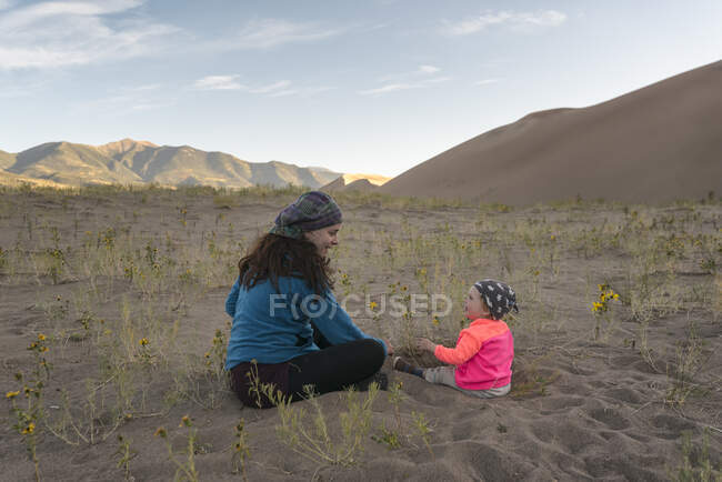 Мама з донькою насолоджуються пустелею в Колорадо. — стокове фото