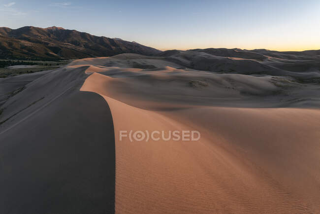 Hermosa vista del desierto en el parque nacional de namib, namibia - foto de stock