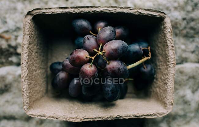 Uvas maduras sobre una mesa de madera - foto de stock