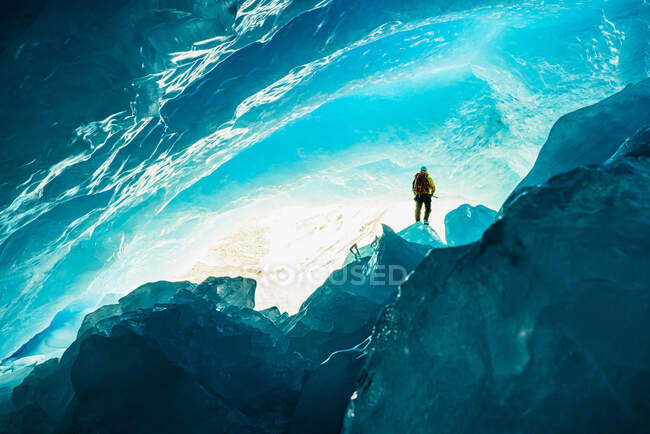Esplorare all'interno di una grotta di ghiaccio del ghiacciaio in Alberta — Foto stock
