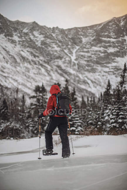 Hiking in the winter concept, travel — Stock Photo