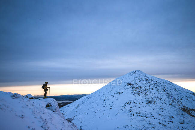Escursionismo nel concetto invernale, viaggi — Foto stock