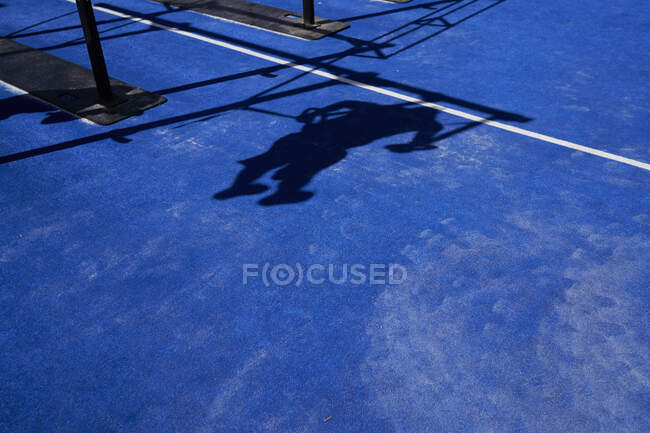 Sombra de entrenamiento de hombre con anillos de gimnasio - foto de stock