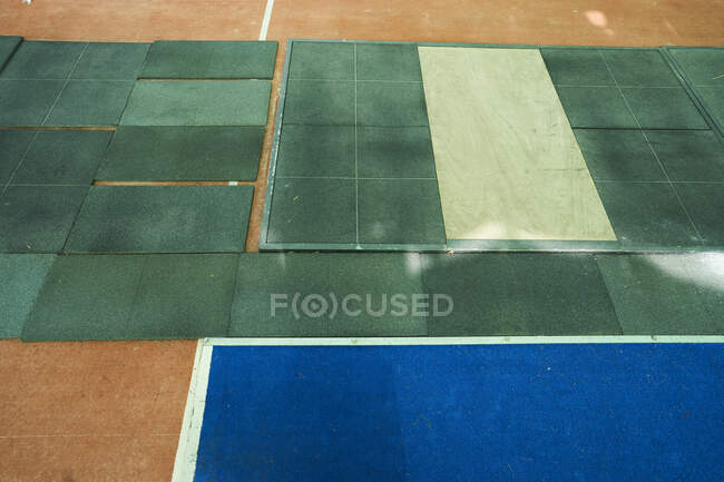 Textura colorida del piso del gimnasio al aire libre - foto de stock