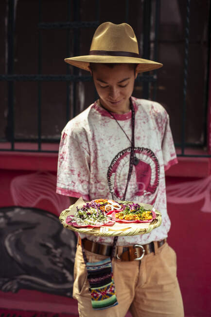 Jovem de raça mista viajante alternativo com rosa Burritto no México — Fotografia de Stock