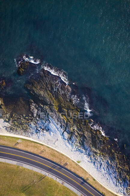 Вид с воздуха на дорогу в горах — стоковое фото