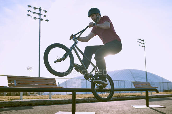 Stunt bike bmx rider Schleifen auf Schiene im Skatepark, Montreal, Quebec, Kanada — Stockfoto