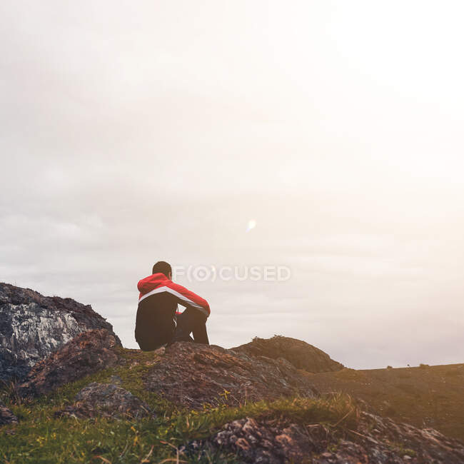 Hombre trekking en la montaña en Bilbao, España, momento de meditación - foto de stock