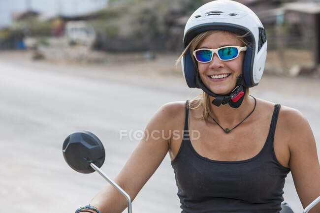 Jovem mulher montando uma scooter no Laos — Fotografia de Stock