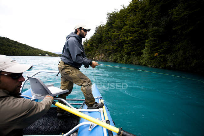 Два рыбака плывут вниз по реке Рио-Бейкер на юге Чили в районе Патагония. — стоковое фото