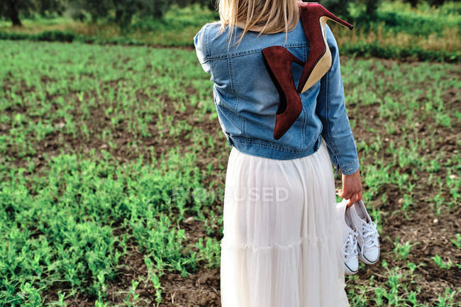 Junges Mädchen in einem Kleid posiert auf einem Feld — Stockfoto