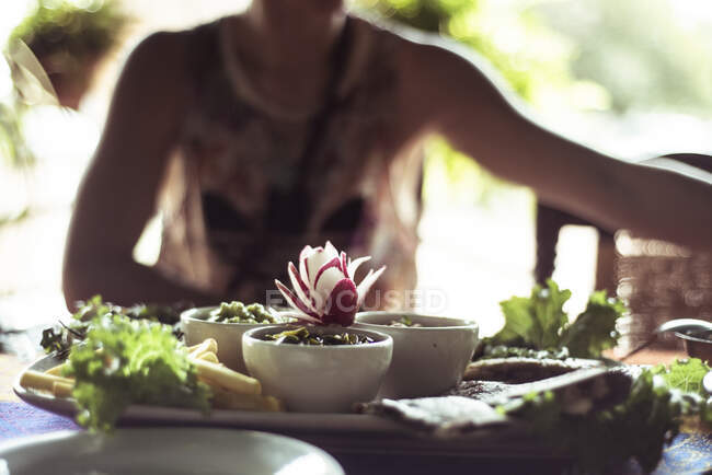 Fit androgyner Mensch mit gesundem Essen im Sommerurlaub — Stockfoto