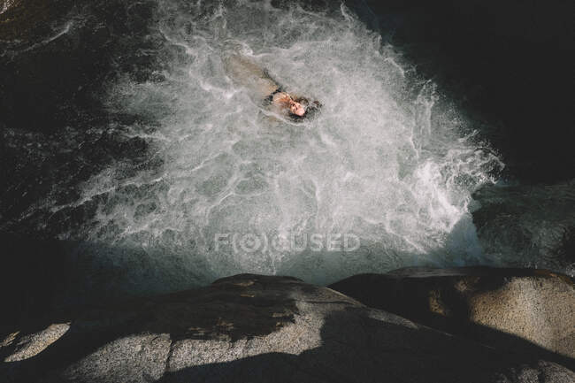 Vista a volo d'uccello della donna che galleggia in una piscina da sogno di bolle — Foto stock