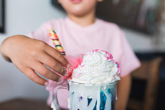 Милый мальчик ест десерт — стоковое фото