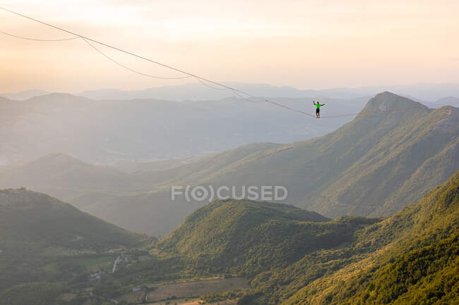 Slackliner standing on the line looking at the landscape — Stock Photo