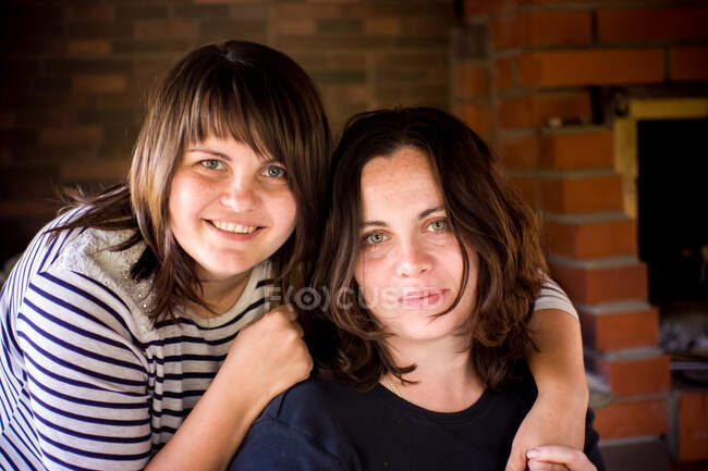 Две пухлые улыбающиеся сестры плюс размер — стоковое фото