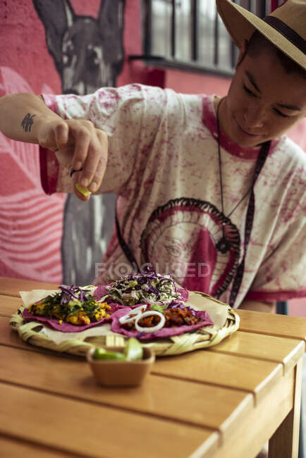 Alternative summer traveler dressing pink burritos in Mexico city — Stock Photo