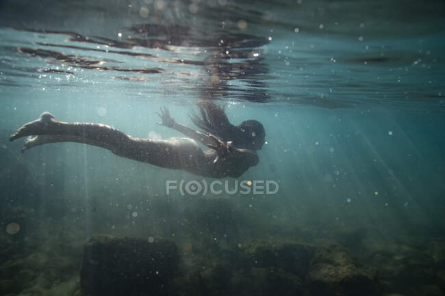 Девушка ныряя под водой в море — стоковое фото
